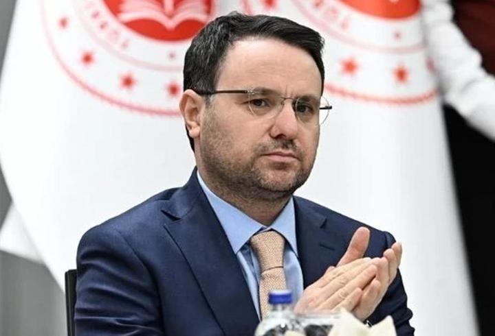 Arefe günü, İslam’da büyük bir manevi derinliğe sahip mübarek zamanlardan biri olarak kabul edilir ve özellikle Kurban Bayramı arefesinde, kalbi temizlemek, Allah’a yakınlaşmak ve iç huzura erişmek amacıyla yapılan zikir ve dualar bu günün en kıymetli ibadetleri arasında görülür; Müslümanlar bu özel günde Rabb’inin rahmetine sığınıp dua, istiğfar ve zikirlerle manevi anlamda kendilerini yenileyerek Arefe’nin bereketinden istifade etmeye çalışırlar. Peki, arefe günü çekilecek zikirler ve teşbihle