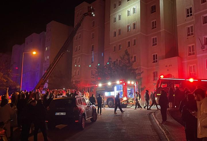 8 katlı binanın elektrik panosu patladı; bina tahliye edildi