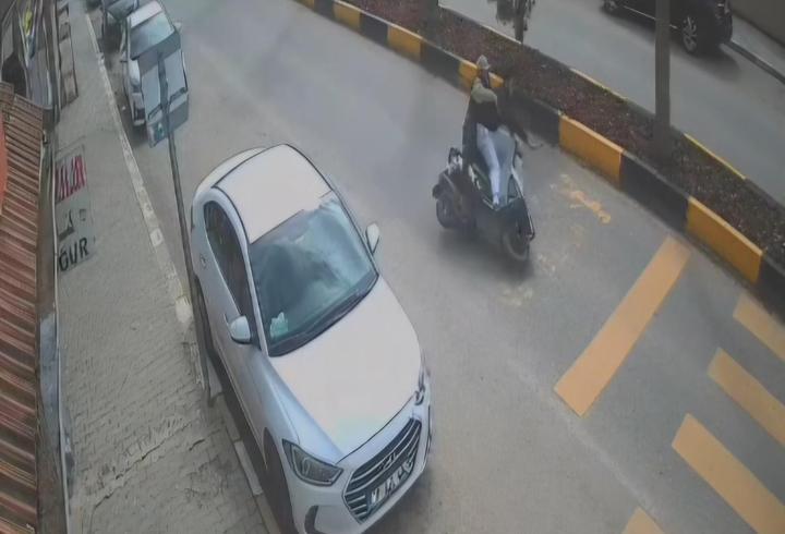 Devrilen motosikletteki 2 kişi yaralandı; kaza kamerada