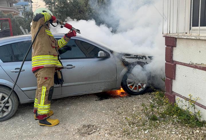 Park halindeki otomobilde çıkan yangın söndürüldü
