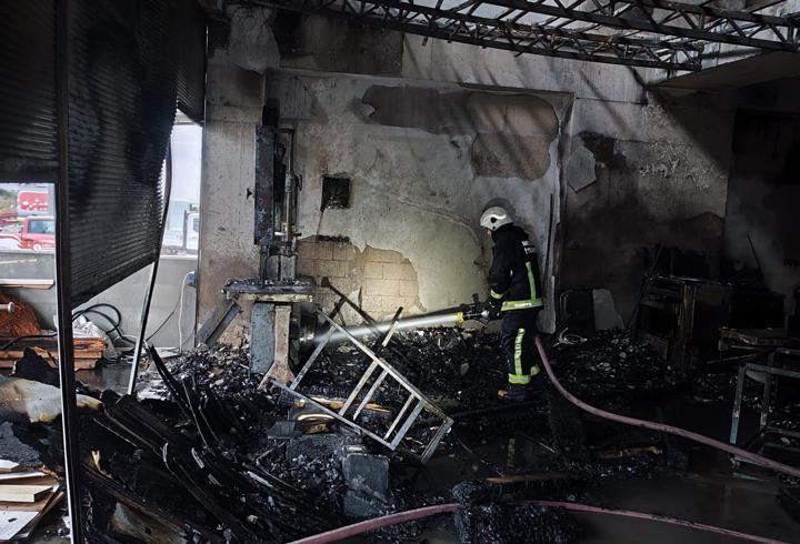 Mobilya atölyesindeki yangını itfaiye söndürdü