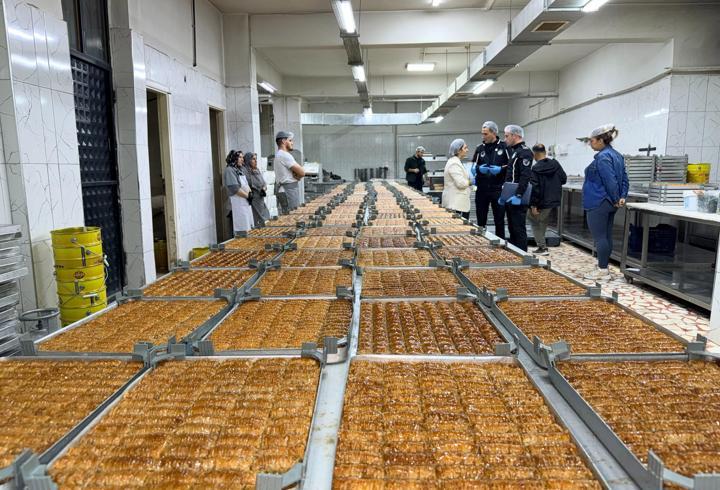 Kepez’de bayram öncesi tatlıcılara sıkı denetim