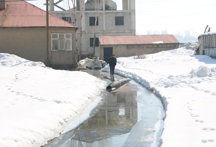 Yüksekova'da sağanak sonrası rögarlar taştı; bazı evleri su bastı