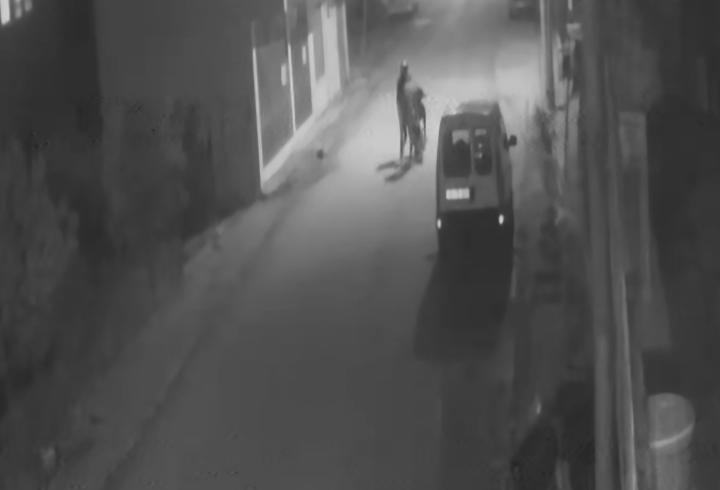 Motosikleti sürükleyerek çaldılar, o anlar kamerada