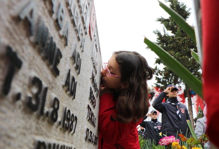 Elif, hiç görmediği şehit dayısının fotoğrafını öpüp, defalarca okşadı