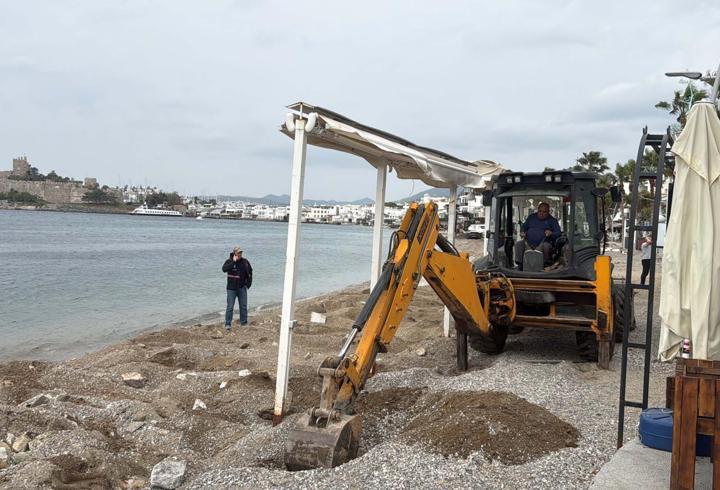 Bodrum'da sahil şeridinde kıyı kanununa aykırı yapılar tahliye ediliyor