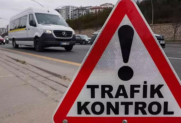 2026 yılına ait bayram namazı saatleri netleşti. Diyanet İşleri Başkanlığı tarafından yayımlanan imsakiyeye göre, Türkiye genelinde il il bayram namazı vakitleri açıklandı. Vatandaşlar “Bayram namazı saat kaçta kılınacak?” sorusuna yanıt arıyor. Özellikle İstanbul, Ankara ve İzmir gibi büyük şehirlerde yaşayanlar, kendi illerine ait namaz vakitlerini öğrenmek için araştırmalarını sürdürüyor. Diyanet’in yayımladığı takvime göre bayram namazı saatleri şehirlere göre farklılık gösterirken, tüm ille