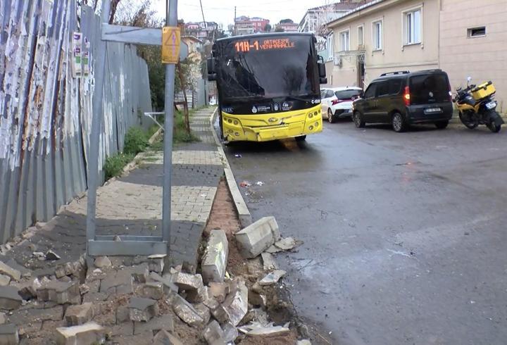 İstanbul- Beykoz'da İETT otobüsü aydınlatma direğine çarptı; 4 yaralı