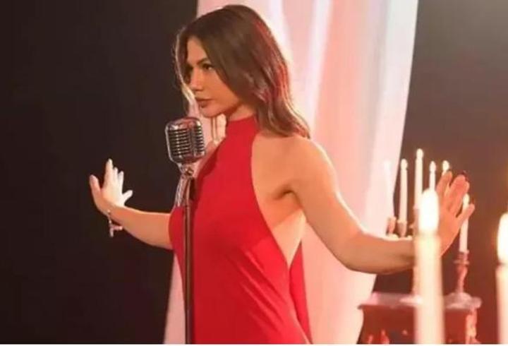 Demet Özdemir’in performansı Ebru Gündeş’i mest etti: Sen söyledin biz gözler dolu dolu