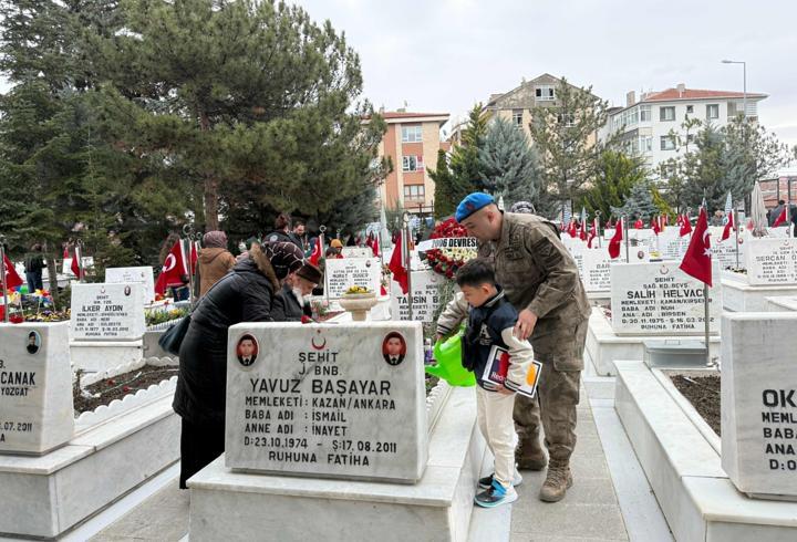 Ankara'da şehitliklerde arife yoğunluğu
