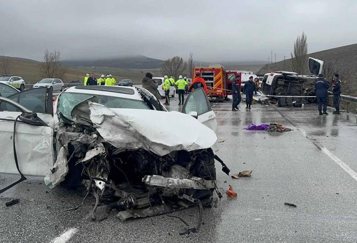 Otomobil, hafif ticari araca çarptı; baba ve oğlu öldü, 4 yaralı