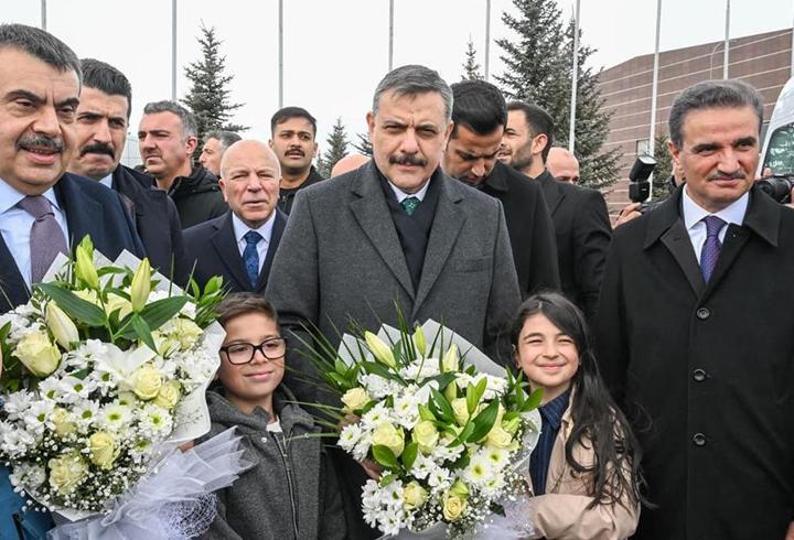 Bayramda vapurlar ücretsiz mi değil mi sorgulanıyor. Ramazan Bayramı bu sene 20 Mart 2026 Cuma günü idrak edilecek. Resmi tatil olarak kabul edilen Ramazan Bayramı'nda birçok çalışan izinlidir. Bu tarihlerde seyahat etmek, adalara gitmek isteyen vatandaşlar İstanbul'da vapurların ücretsiz olup olmadığını sorgulamaya başladı. Bayramda toplu taşımaların durumuna dair açıklama, Resmi Gazete'de yer aldı. Peki Ramazan Bayramı'nda adalar vapuru ücretsiz mi, bedava mı? İşte merak edilen detaylar...9