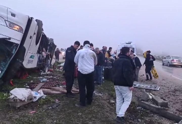 Adana'da yolcu otobüsü devrildi: Çok sayıda yaralı var
