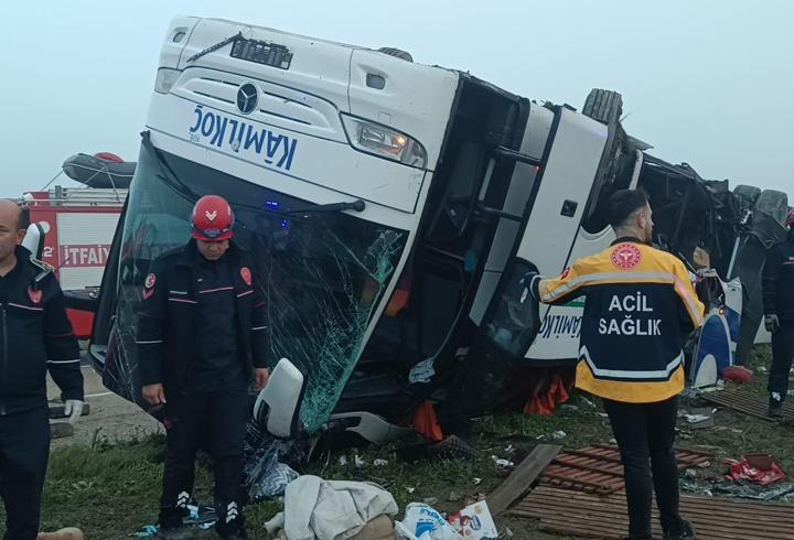 SON DAKİKA... Adana'da yolcu otobüsü devrildi: Can kayıpları ve çok sayıda yaralı var
