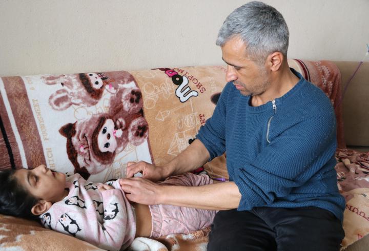 Biri engelli 4 çocuğuna hem annelik hem babalık yapıyor