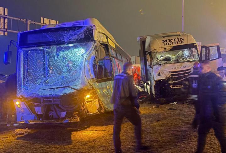 TIR, kavşakta otobüsüne çarptı: 1 yaralı