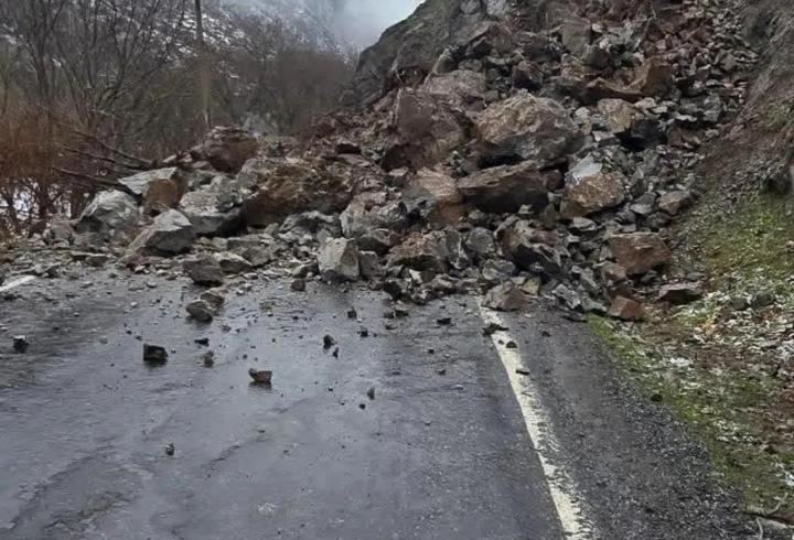 Şırnak’ta kaya düşmesi nedeniyle köy yolu ulaşıma kapandı
