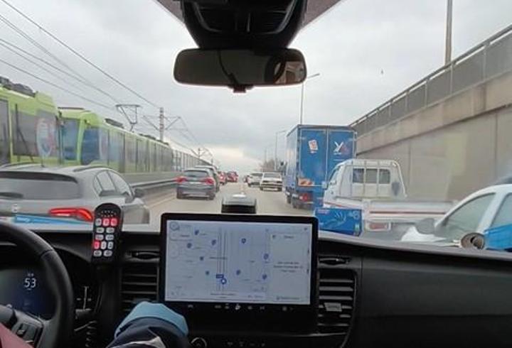 Fermuar sistemiyle ambulansa 'hayat koridoru' açtılar