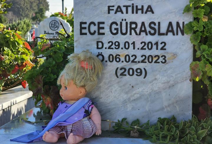 Hatay'daki deprem şehitliğinde hüzünlü bayram ziyareti