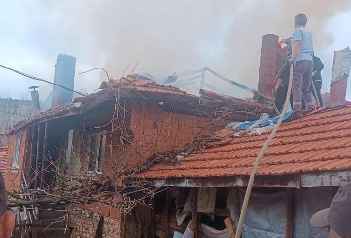 Tavşanlı’da 2 katlı ahşap ev yandı