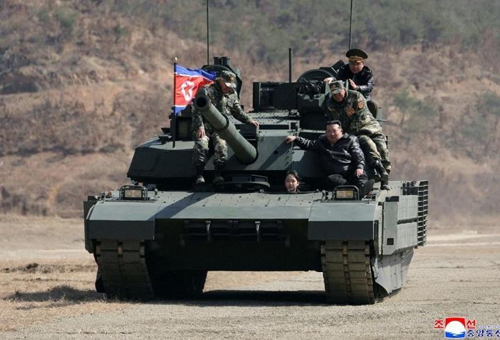Kuzey Kore'nin veliahtı: Kim Ju-ae tank başında!