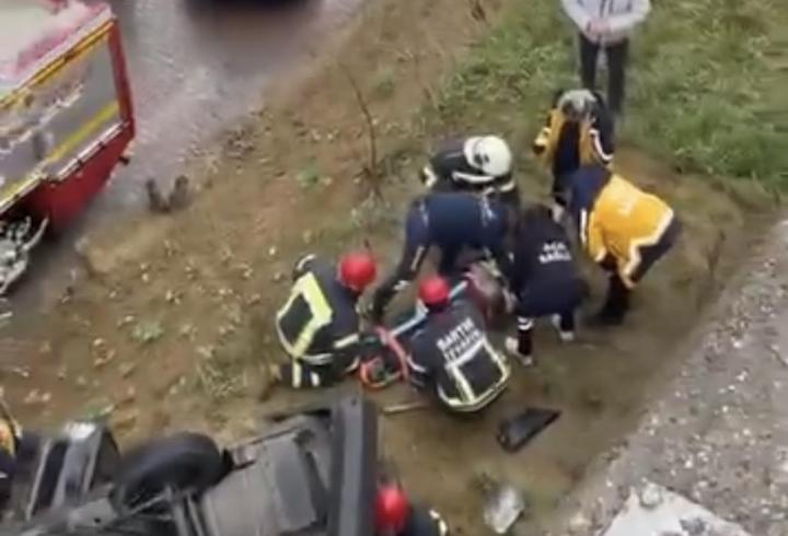 Otomobil, kayganlaşan yolda istinat duvarını aşarak düştü; 1 yaralı
