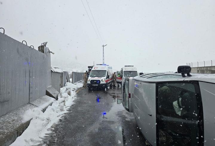 Bingöl’de hafif ticari araç yola savruldu: 2 yaralı