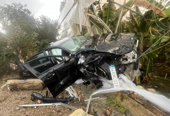 Otomobiliyle muz serasına girdi: 4 yaralı