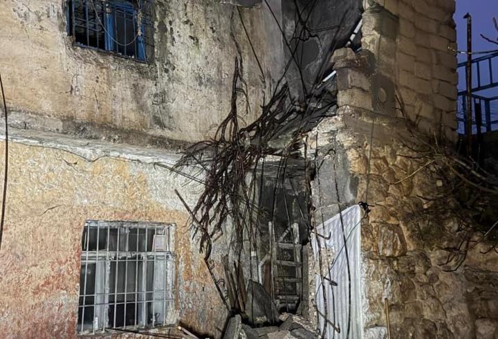 Mardin’de 2 katlı evin bir bölümü çöktü