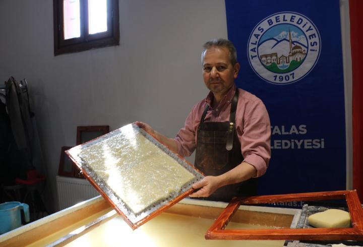 Tarihi konak atölyeye çevrildi: 2 bin yıllık yöntemle sanatsal kağıtlar üretiliyor