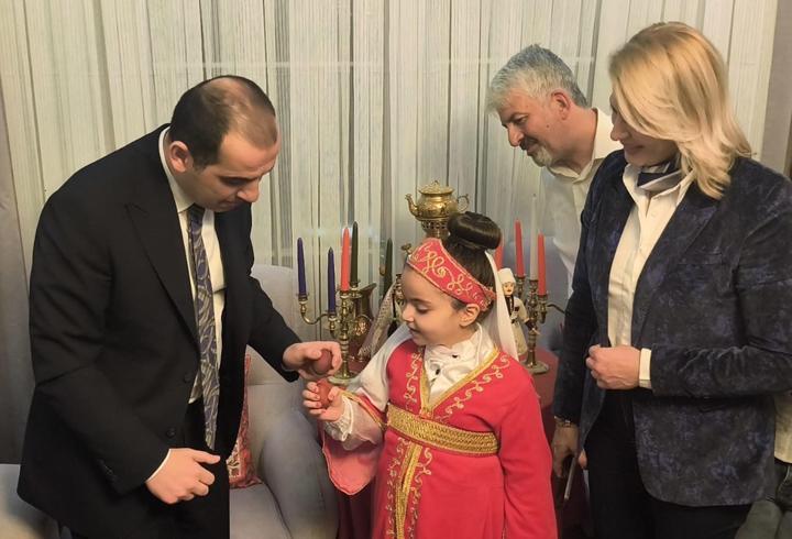 Vali Taşolar, yumurta tokuşturup, Nevruz ateşinin üzerinden atladı