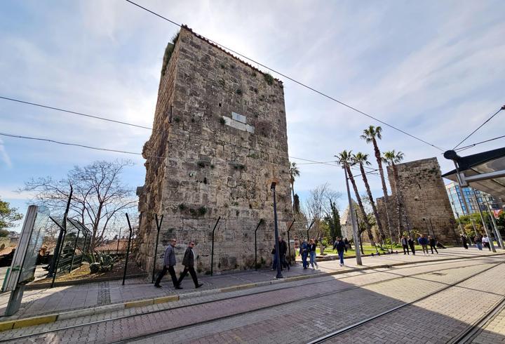 Tramvay tehdidindeki 2 bin yıllık burçlara tel örgülü önlem