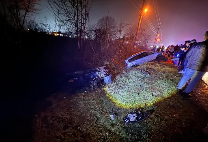 Çarpışan otomobiller kanala devrildi: 6 yaralı