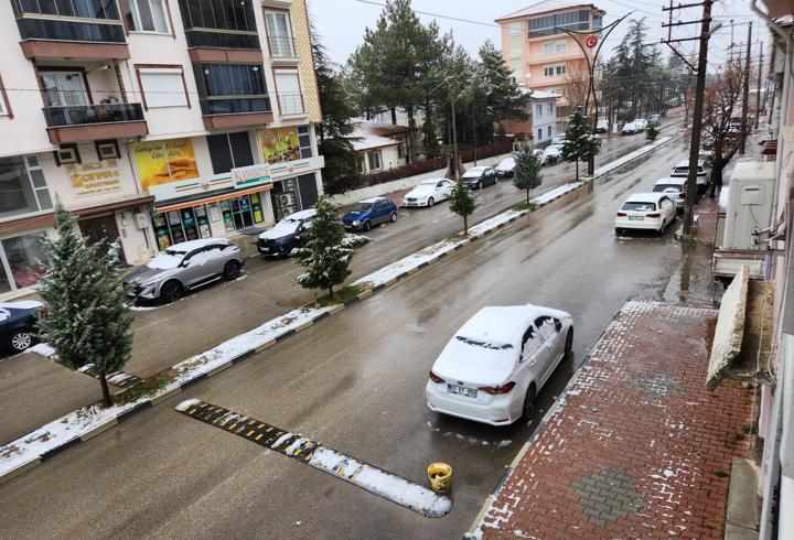Çay ilçesi güne karla uyandı