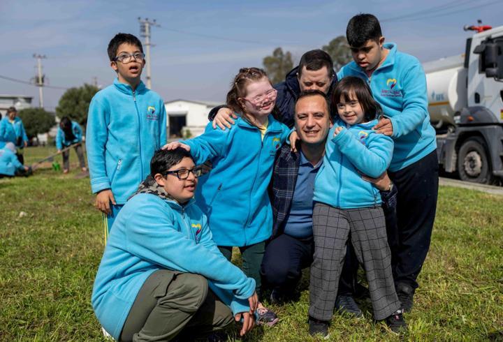 Bornova'da özel çocuklar çam fidanlarını toprakla buluşturdu