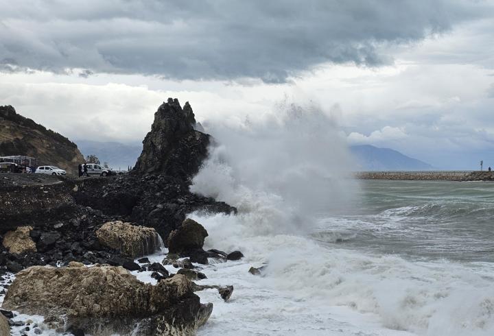 Hatay'da dalgalar güzel görüntüler oluşturdu