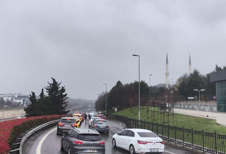 Bursa'nın Nilüfer ilçesinde 5 katlı bir binanın 4'üncü katındaki dairede çıkan yangında, mahsur kalan 1 kişi dumandan etkilendi.
7