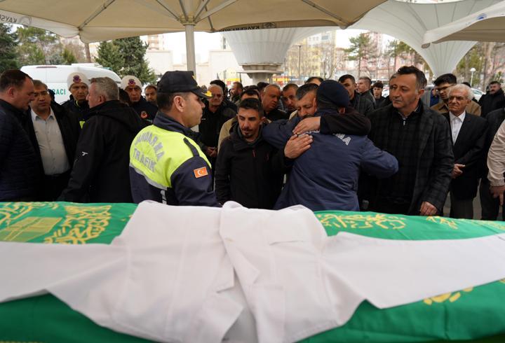 Kazada ölen tıp öğrencisi Yaren’in cenazesine, arkadaşları beyaz önlükle katıldı