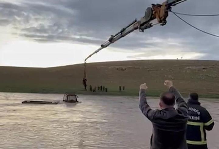 Derede mahsur kalan traktörün sürücüsü vinçle kurtarıldı