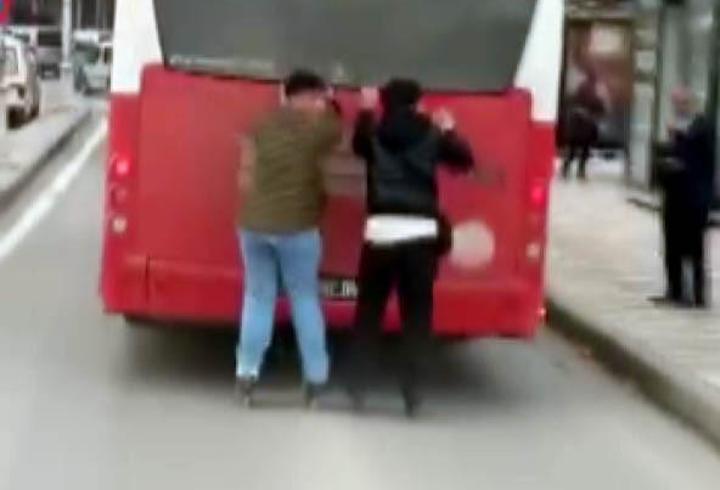 Otobüsün arkasına tutunan patenli çocukların tehlikeli yolculuğu kamerada
