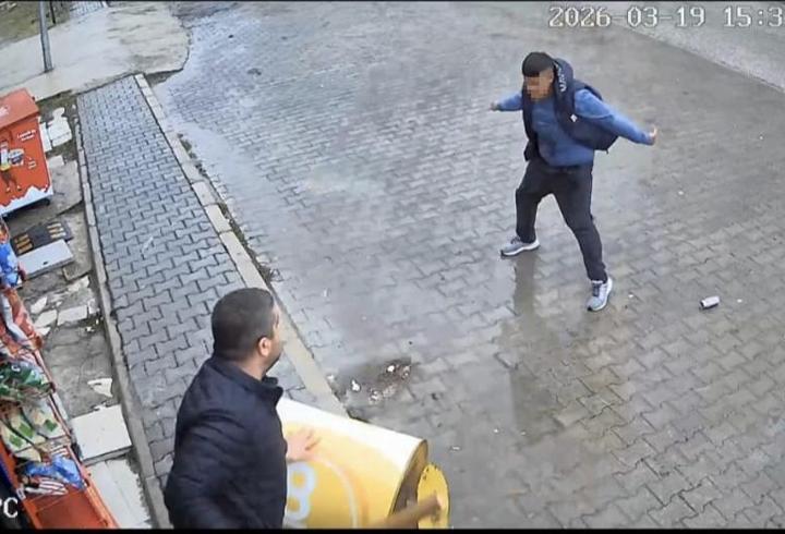 Tekel bayisinde taşlı sopalı kavga kamerada