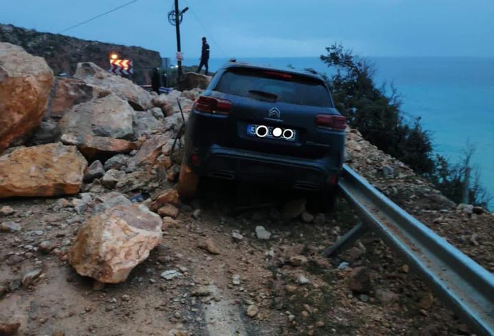 Mersin'de heyelan; kaya parçalarının altında kalan cipin sürücüsü yaralandı