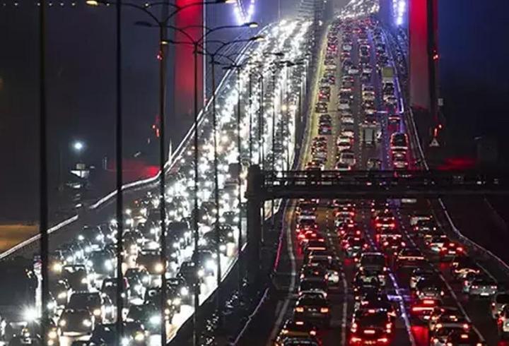 Güneydoğu Anadolu Bölgesi'ni etkisi altına alan şiddetli sağanak yağış, Diyarbakır ve Şanlıurfa'da hayatı felç etti. Diyarbakır'da 11 mahalleye ulaşım kesilirken, Şanlıurfa'nın simgesi Balıklıgöl’de su seviyesi tehlikeli boyutlara ulaştı.7