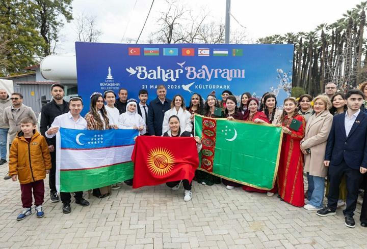 İzmir'de Bahar Bayramı kutlandı