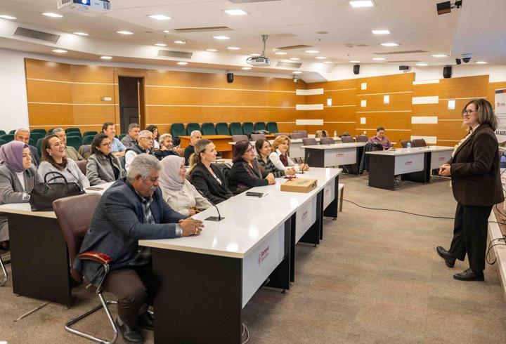 Bornova'da muhtarlar için dijital iletişim eğitimi