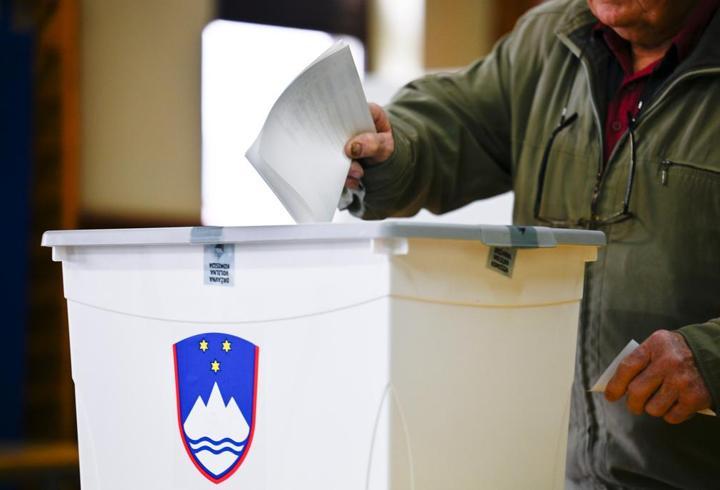 İzlanda’nın güneyinde yol alıp, Avrupa’nın en büyük buzulu Vatnajökull’un eteklerine yaklaştıkça, sizi ilk olarak nefes kesici manzarasıyla Jökulsarlon karşılıyor. Fokların meraklı bakışlarla neredeyse kıyıya kadar sokulduğu, dev buz parçalarının ağır ağır sürüklendiği bu buz gölü, adeta bir zaman kapsülü. Bölgenin büyüsü bununla da sınırlı değil. Biraz ötede her mevsim baştan yazılan masalsı bir doğa mimarisi de saklı: ‘buz mağaraları’… 1