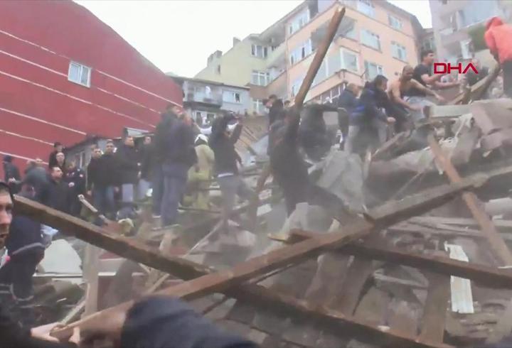 Sanal medya 15 yaş altına yasaklanıyor. Meclis Başkanlığına sunulan teklifin Ramazan Bayramı sonrası teklifin yasalaşması bekleniyor. Peki bu karar neden alındı? Meclis Dijital Mecralar Komisyonu Başkanı Nazım Elmas CNN TÜRK'ün sorularını yanıtladı. Detaylar haberimizde.1
