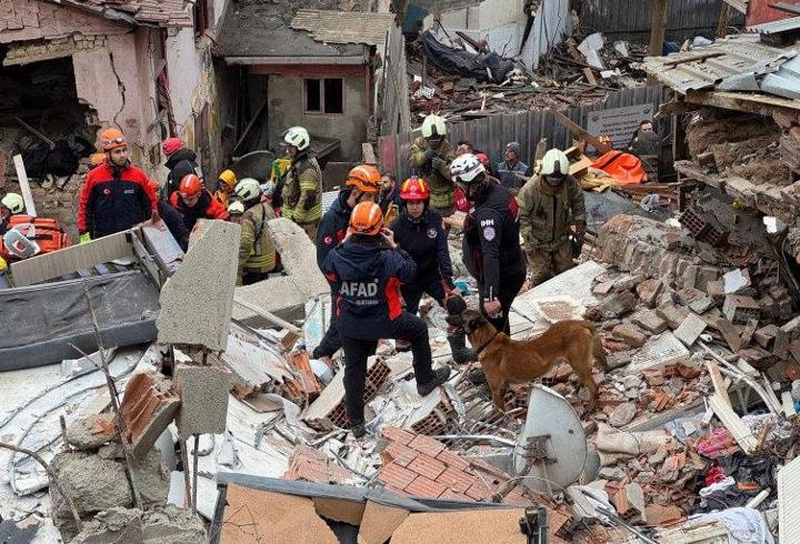 Son dakika haberi... İstanbul Fatih’te öğlen saat 12.00’da bitişik iki bina henüz bilinmeyen bir sebeple çöktü. Olayla ilgili İstanbul Valisi Davut Gül olay yerine gelerek inceleme bulundu ve açıklama yaptı. Enkaz altında bulunan 11 kişi arama kurtarma ekiplerinin yaptığı çalışmayla 6 saat içinde kurtarıldı. 10 kişinin hayati tehlikesi bulunmazken bir kişinin ağır yaralı olduğu öğrenildi. Ağır yaralanan kişinin hayatını kaybettiği öğrenildi.1