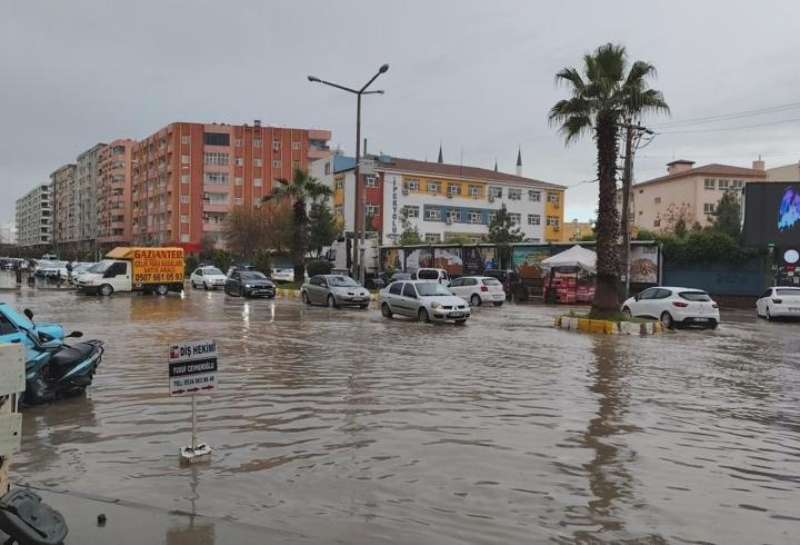 Kızıltepe’de sağanak nedeniyle cadde ve sokaklar göle döndü