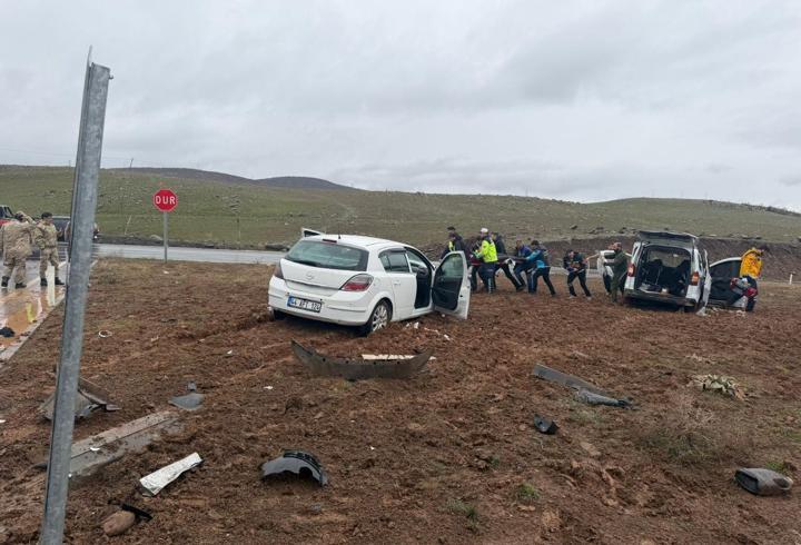 Bingöl’de hafif ticari araçla otomobil çarpıştı: 1’i ağır, 13 yaralı